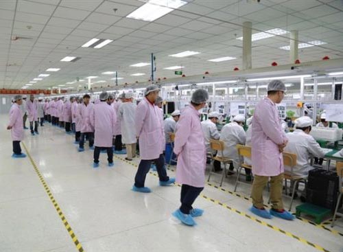 小米充電器自動包膜機生產實物圖 小米充電器自動包膜機生產實物圖